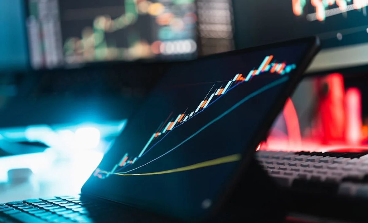 So sánh sàn Plus500 và XM chi tiết